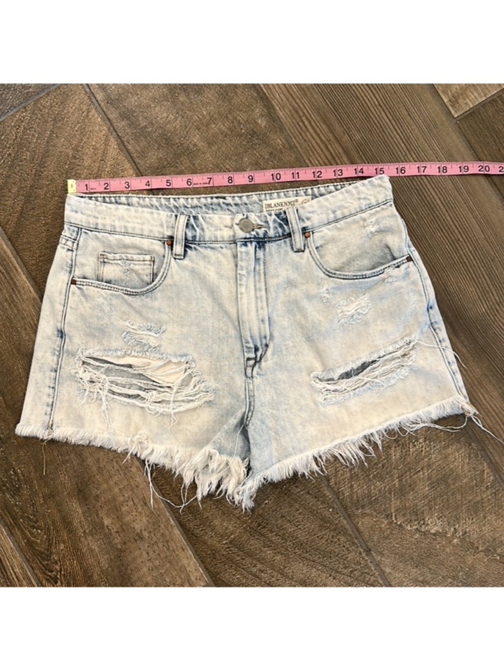 BlankNYC Wedge Distressed Denim Shorts Size 29 High Rise Raw Hem Festival - Picture 10 of 13